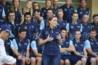 Claire Williams, Vice Team Principal Williams, nella foto di gruppo del team Williams Racing