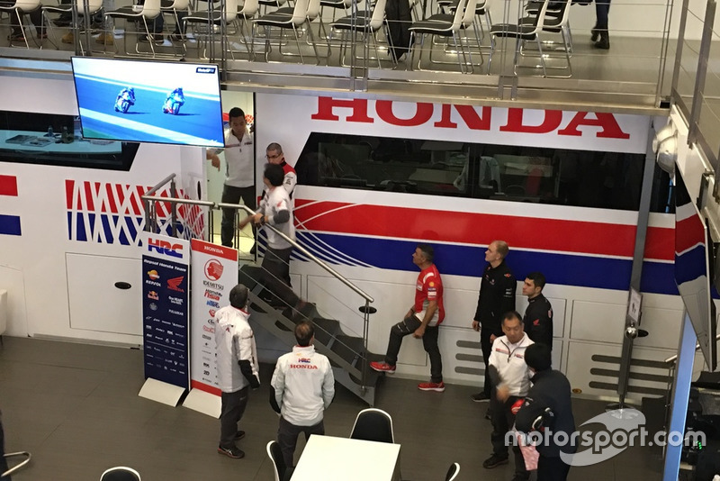 Зустріч членів команди HRC під час першого візиту Хорхе Лоренсо до Honda