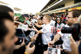 Valtteri Bottas, Mercedes AMG F1, imza dağıtıyor