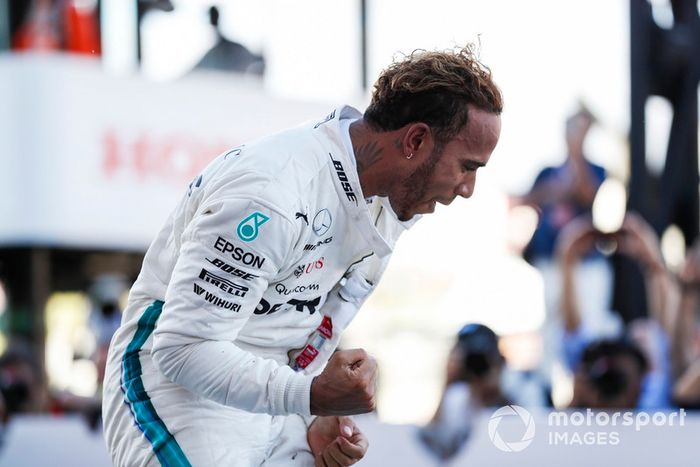 Ganador de la carrera Lewis Hamilton, Mercedes AMG F1, celebra en Parc ferme