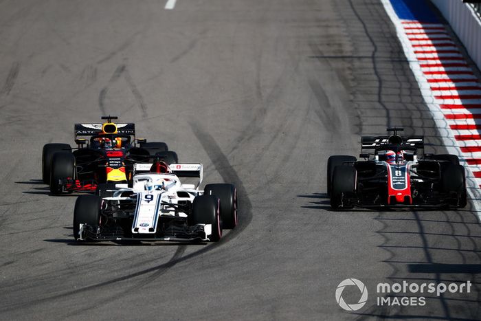 Marcus Ericsson, Sauber C37, lidera a  Romain Grosjean, Haas F1 Team VF-18, y Daniel Ricciardo, Red Bull Racing RB14