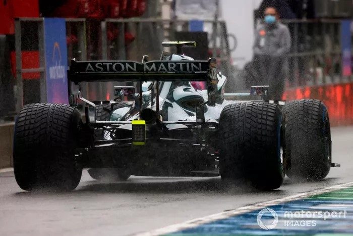 Sebastian Vettel, Aston Martin AMR21, en pit lane