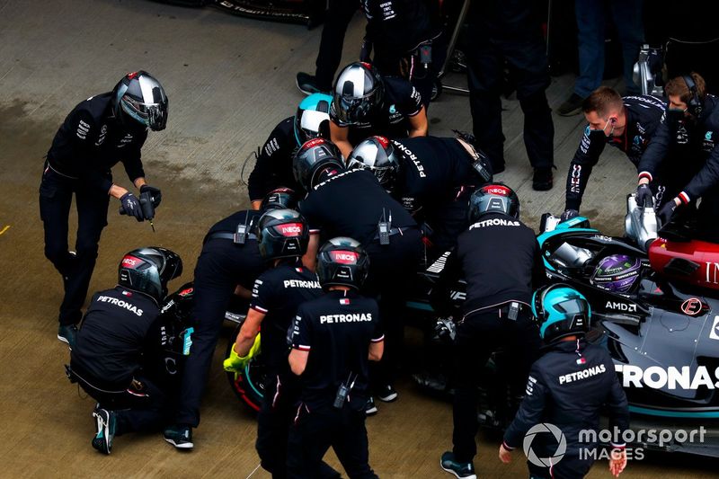 El equipo de boxes de Mercedes trabaja en el alerón delantero de Lewis Hamilton, Mercedes W12, en el pit lane