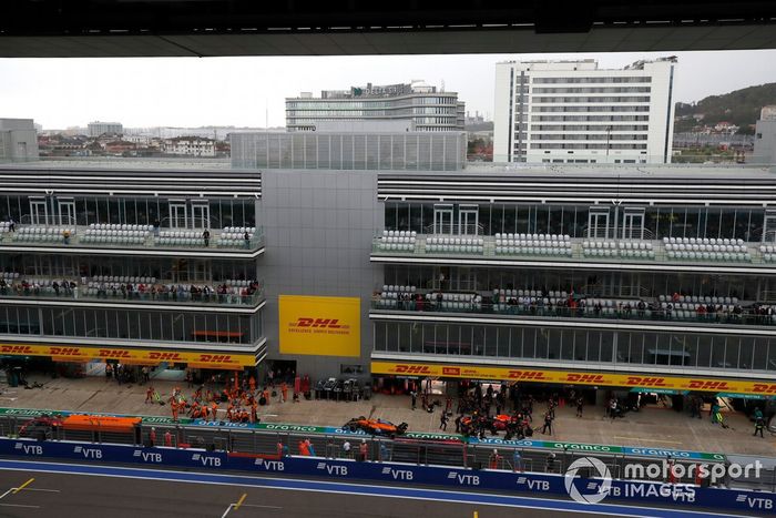 Daniel Ricciardo, McLaren MCL35M, y Max Verstappen, Red Bull Racing RB16B, pit stop