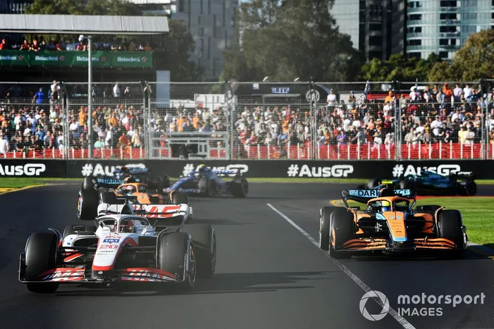 Kevin Magnussen, Haas VF-22, Lando Norris, McLaren MCL36, Daniel Ricciardo, McLaren MCL36