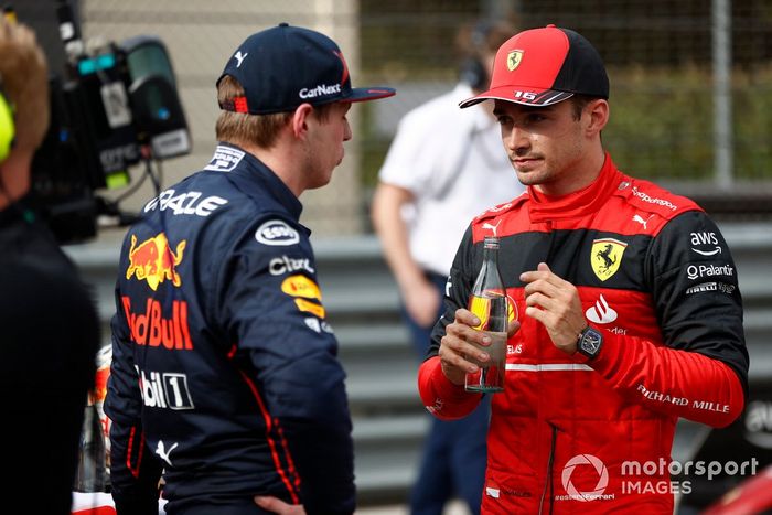 Max Verstappen, Red Bull Racing, 1ª posición, Charles Leclerc, Ferrari, 2ª posición, charla en el Parc Ferme tras la carrera Sprint