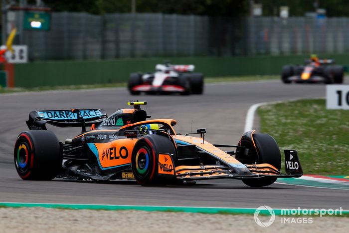 Lando Norris, McLaren MCL36, Kevin Magnussen, Haas VF-22
