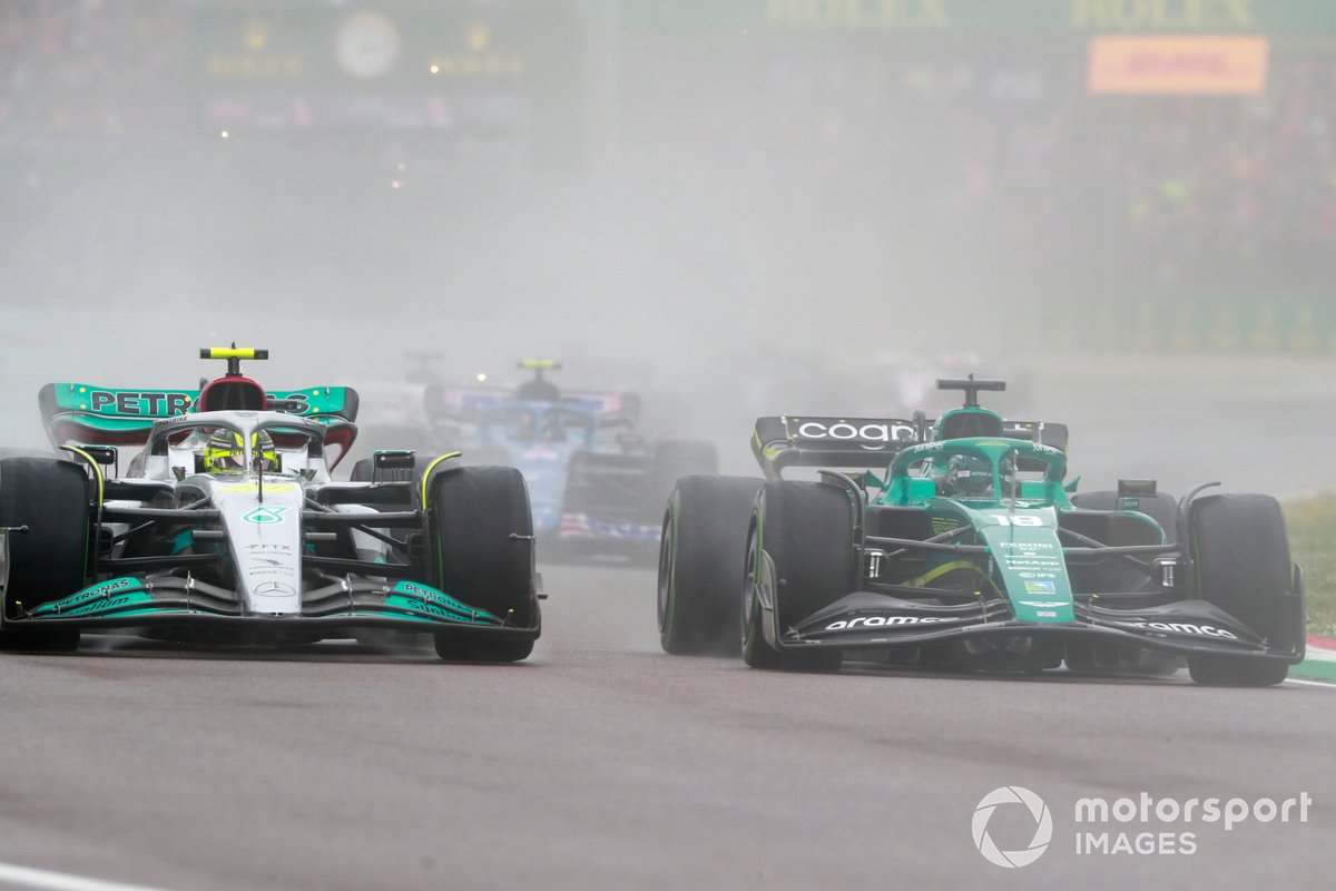 Lance Stroll, Aston Martin AMR22, battles with Lewis Hamilton, Mercedes W13