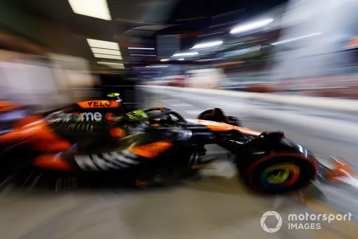 Lando Norris, McLaren MCL38, sale del garaje
