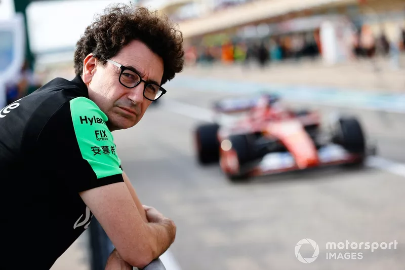 Mattia Binotto, PDG et directeur technique de l'équipe Stake F1 Team KICK Sauber, observe la voie des stands.