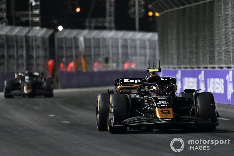 Los coches APXGP en pista para la F1 Movie