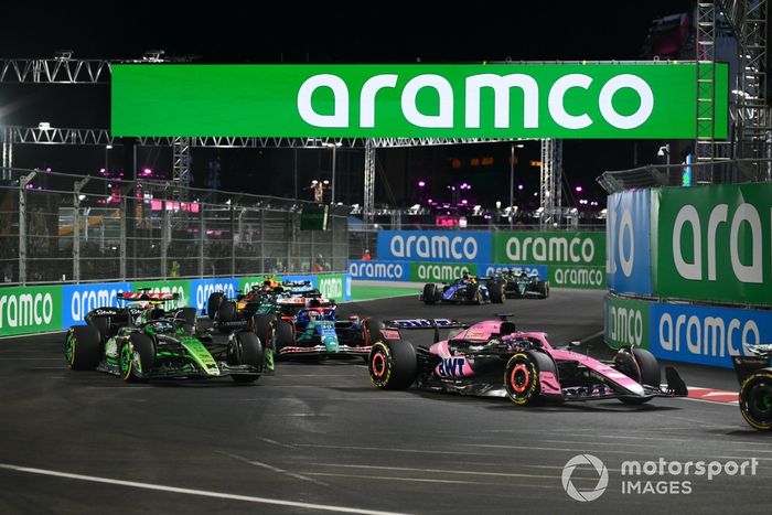 Esteban Ocon, Alpine A524, Zhou Guanyu, Stake F1 Team KICK Sauber C44, Liam Lawson, VCARB 01