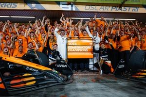 Lando Norris, McLaren F1 Team, 1ª posição, Oscar Piastri, McLaren F1 Team, a equipa McLaren festeja depois de garantir o título do Campeonato de Construtores