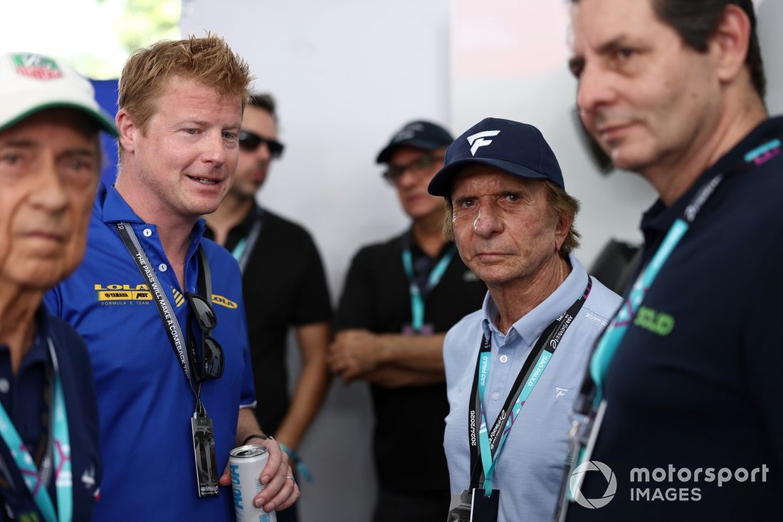 Emerson Fittipaldi habla con un miembro del equipo Lola Yamaha ABT Fórmula E en el garaje