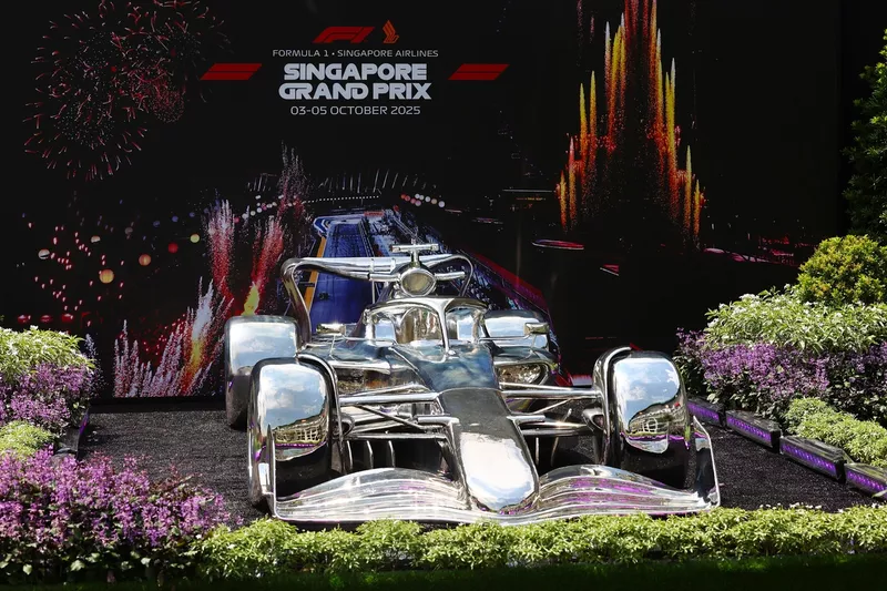 Une maquette de voiture est visible dans le paddock