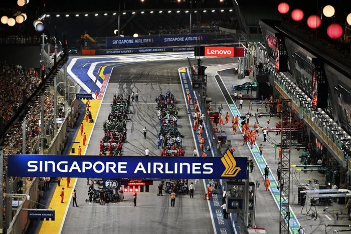 Los coches se alinean en la parrilla 