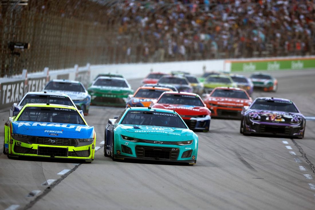 Ryan Blaney, Team Penske Ford, Michael McDowell, Spire Motorsports Chevrolet