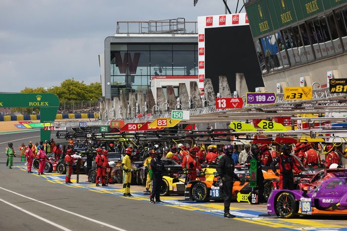 Coches en el pitlane