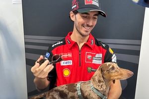 Francesco Bagnaia, del equipo Ducati, con su perro