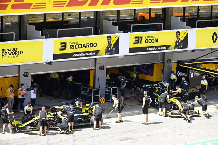 Daniel Ricciardo, Renault F1 Team R.S.20, Esteban Ocon, Renault F1 Team R.S.20