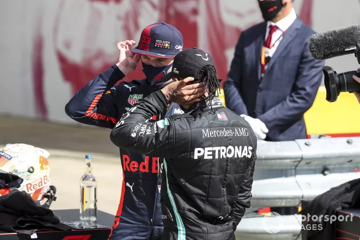 Segundo lugar Max Verstappen, Red Bull Racing y el ganador Lewis Hamilton, Mercedes-AMG F1 en Parc Ferme 