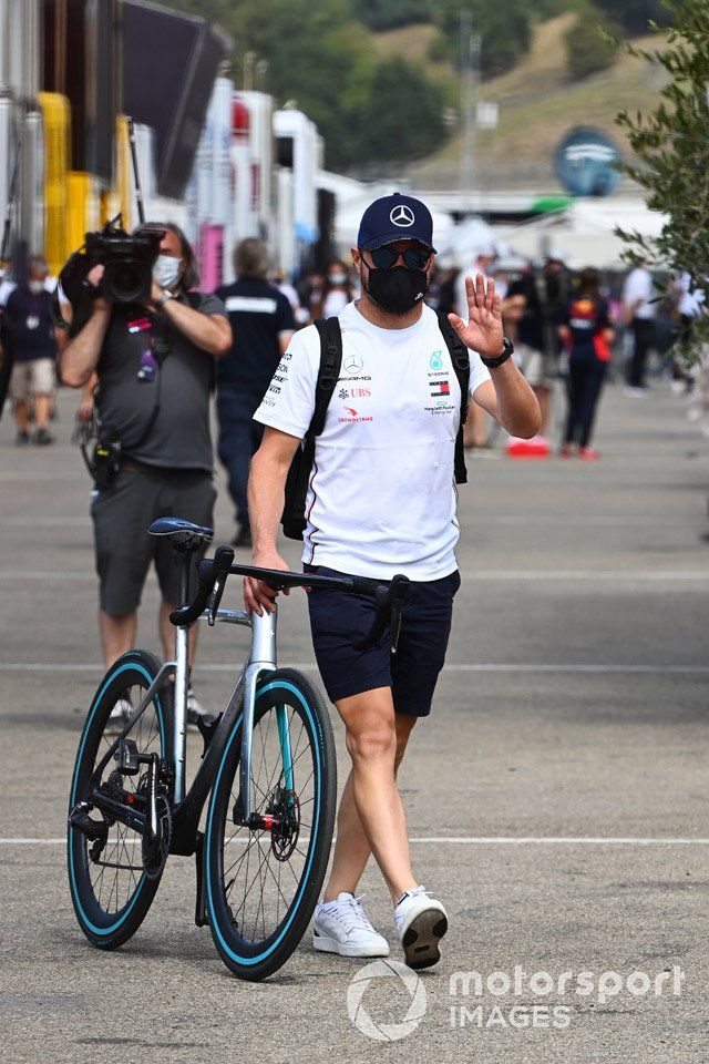 Valtteri Bottas, Mercedes-AMG Petronas F1, con su bicicleta