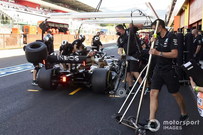 Lewis Hamilton, Mercedes F1 W11, ai box