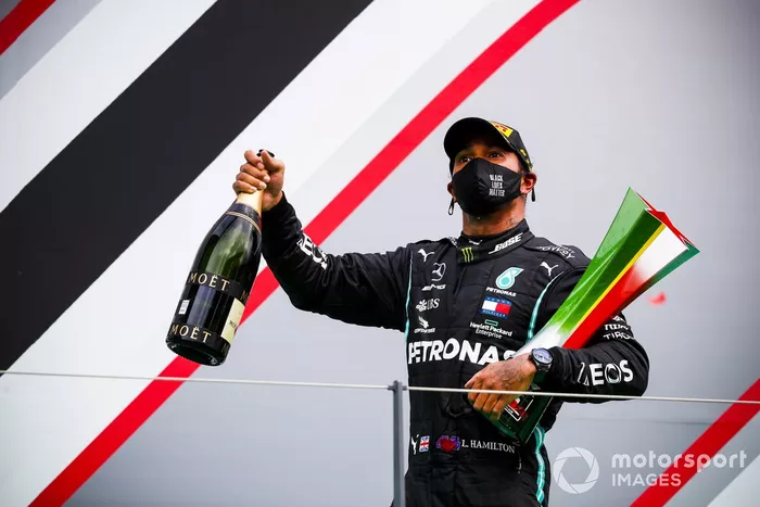 Podio: ganador Lewis Hamilton, Mercedes F1 celebra