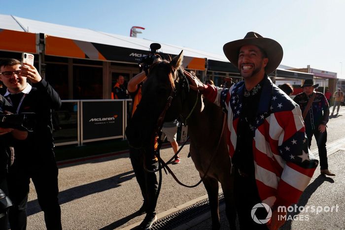 Daniel Ricciardo, McLaren, con un caballo