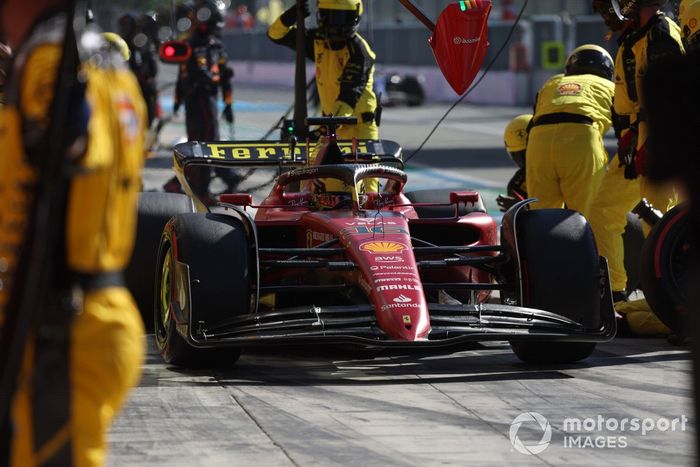 Charles Leclerc, Ferrari F1-75, hace una parada en boxes