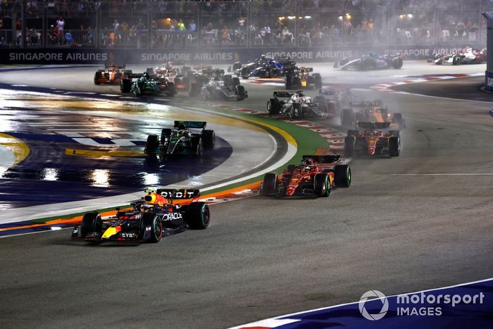 Sergio Pérez, Red Bull Racing RB18, Charles Leclerc, Ferrari F1-75, Carlos Sainz, Ferrari F1-75, Lewis Hamilton, Mercedes W13, el resto de la parrilla de salida