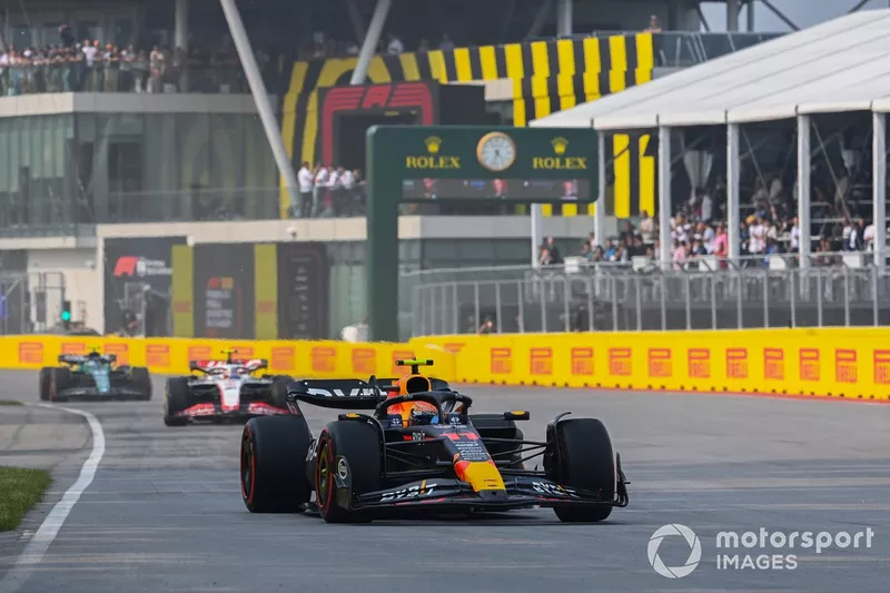 Sergio Perez, Red Bull Racing RB19, Nico Hulkenberg, Haas VF-23, Fernando Alonso, Aston Martin AMR23