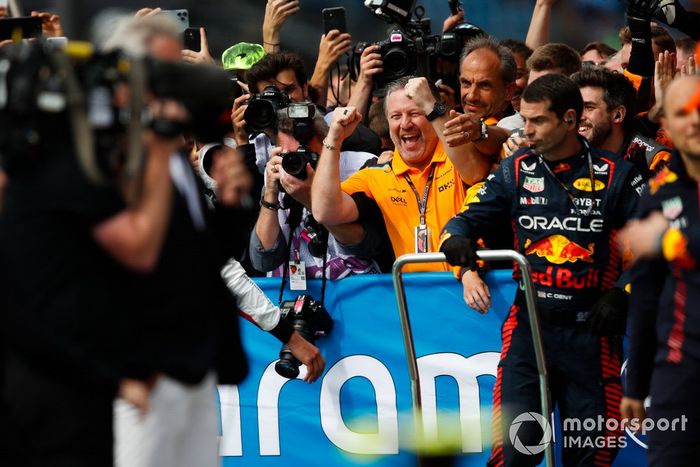 Zak Brown, CEO de McLaren Racing, celebra en Parc Ferme