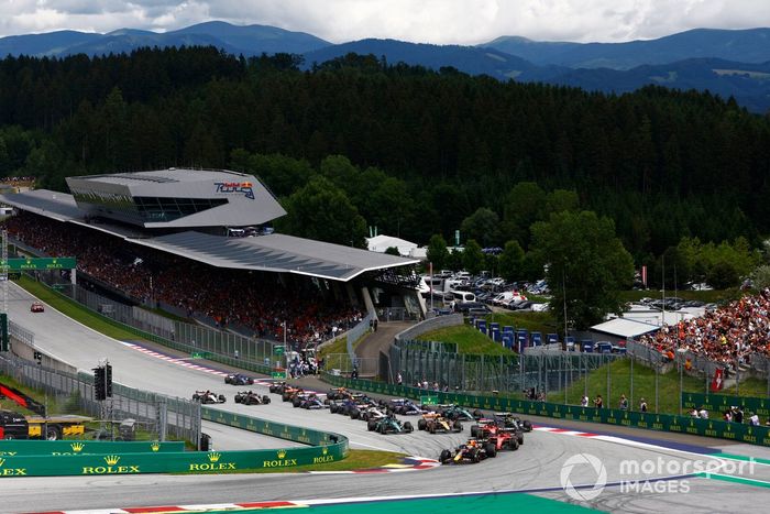 Arrancada Max Verstappen, Red Bull Racing RB19, Charles Leclerc, Ferrari SF-23, Carlos Sainz, Ferrari SF-23, Lando Norris, McLaren MCL60, Lewis Hamilton, Mercedes F1 W14, el resto de la parrilla en la salida.
