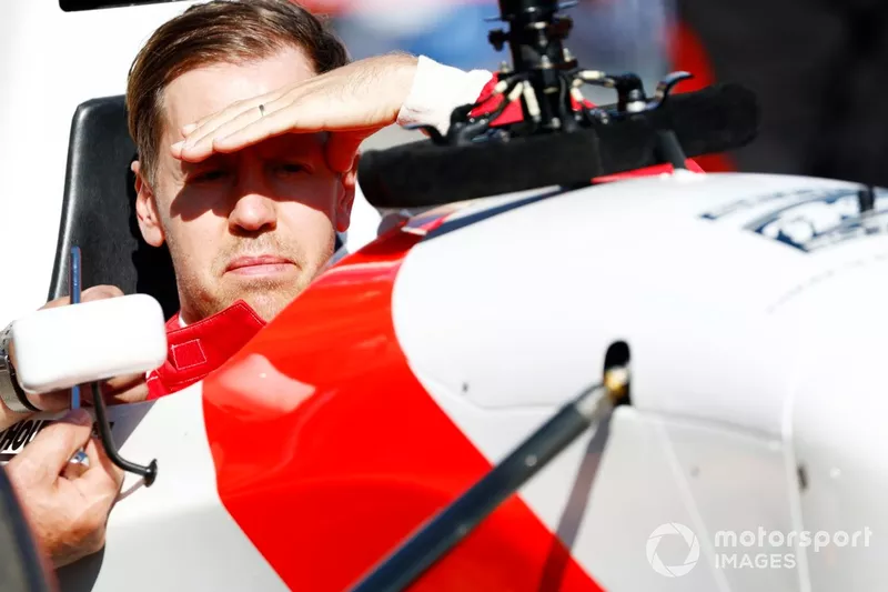Sebastian Vettel se prépare à conduire la McLaren MP4/8 d'Ayrton Senna