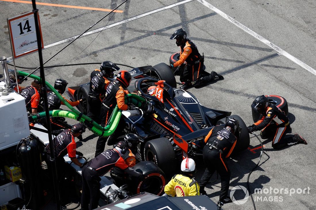 Santino Ferrucci, A.J. Foyt Enterprises Chevrolet, parada en boxes