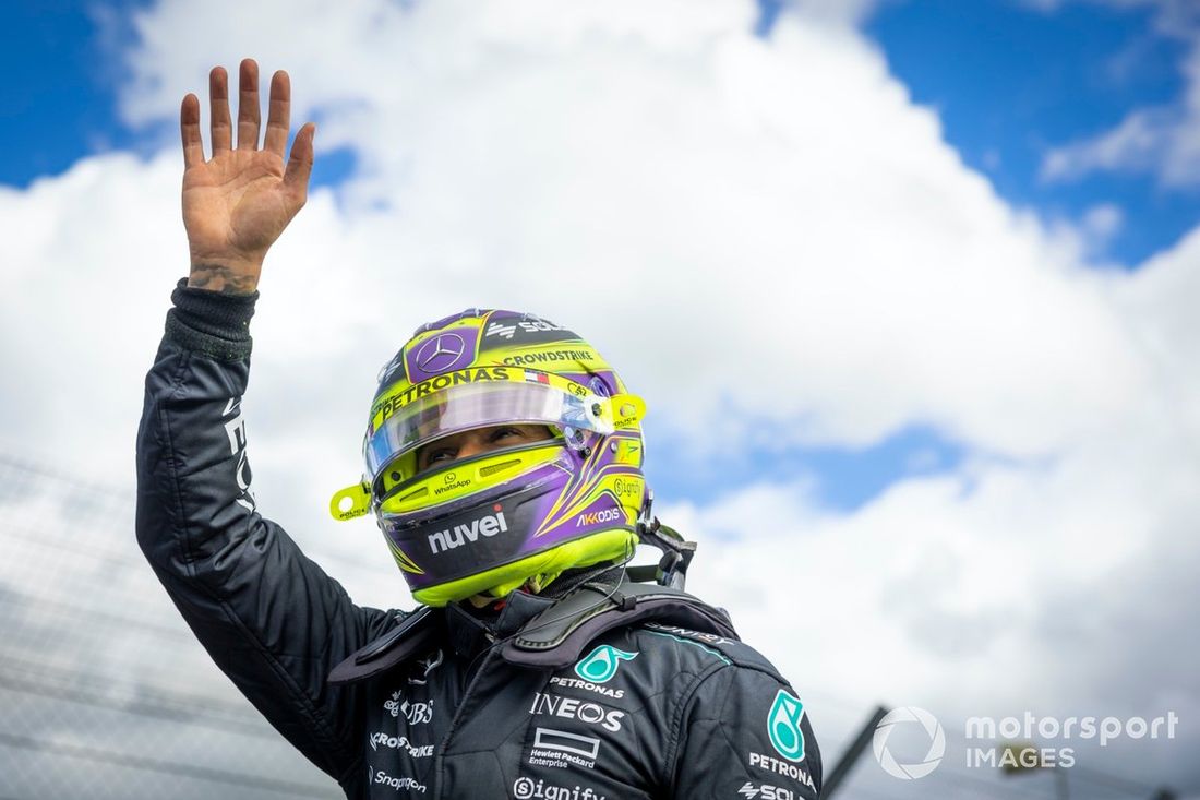 Lewis Hamilton, Mercedes-AMG F1 Team, macha do fanów z Parc Ferme po kwalifikacjach