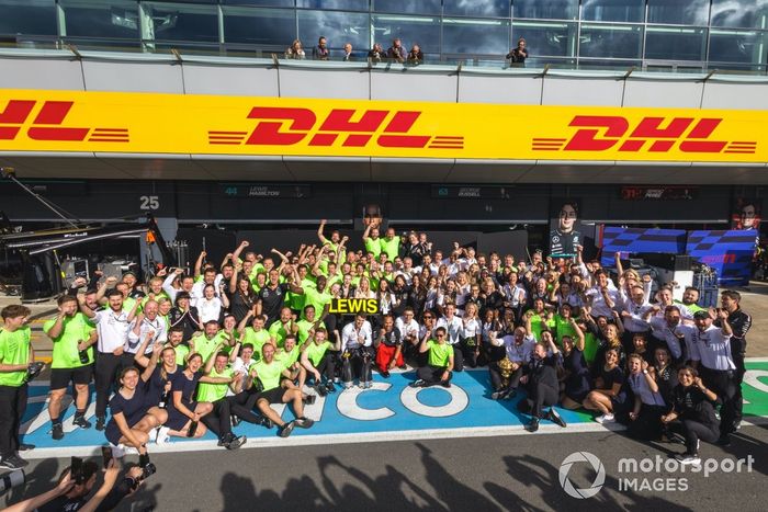 Lewis Hamilton, Mercedes-AMG F1 Team, 1ª posición, Peter Bonnington, Senior Race Engineer, Mercedes-AMG F1 Team, el equipo Mercedes celebra la victoria tras la carrera.