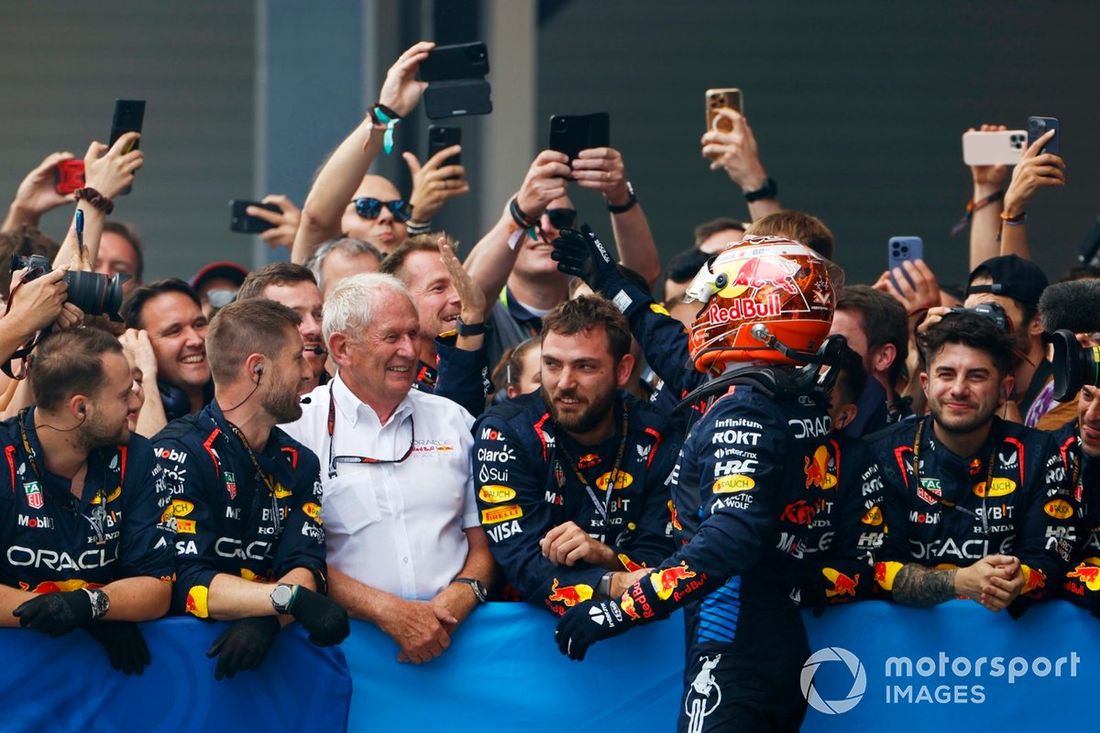 Max Verstappen, Red Bull Racing, 1. miejsce, świętuje z zespołem w Parc Ferme