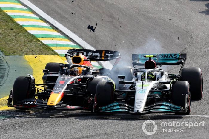 Max Verstappen, Red Bull Racing RB18, choca con Lewis Hamilton, Mercedes W13