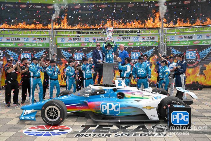 Josef Newgarden, Chevrolet del equipo Penske, celebra en el Victory Lane