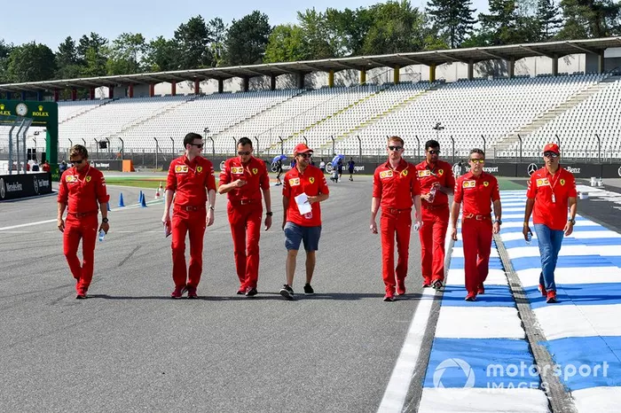 Sebastian Vettel, Ferrari, ispeziona il circuito con i suoi meccanici