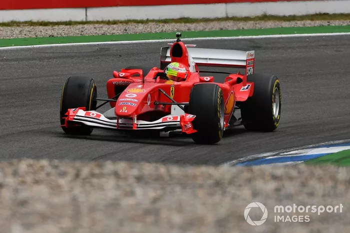 Mick Schumacher conduce el Ferrari F2004