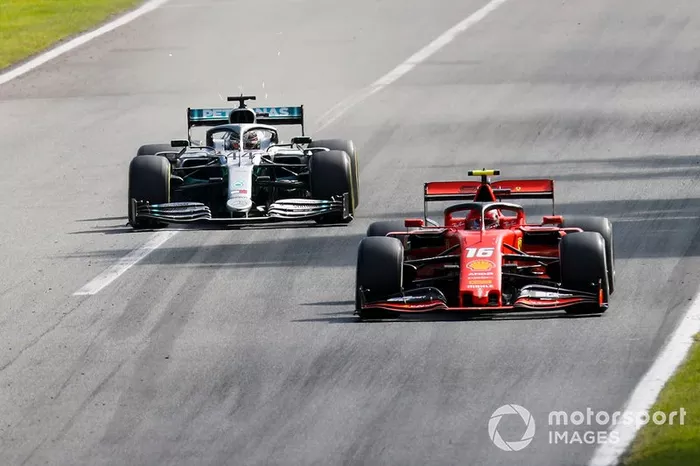 La lotta tra Charles Leclerc, Ferrari SF90 e Lewis Hamilton, Mercedes AMG F1 W10 