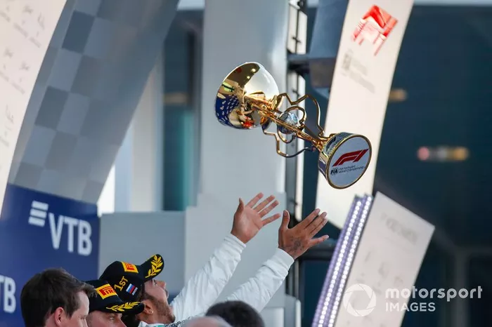 Podio: ganador de la carrera Lewis Hamilton, Mercedes AMG F1 W10