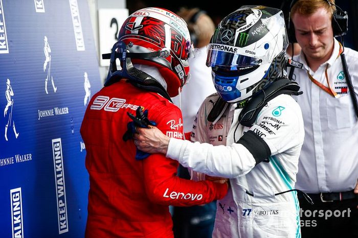 Charles Leclerc, Ferrari, celebra su victoria en parc ferme con Valtteri Bottas, Mercedes AMG F1 