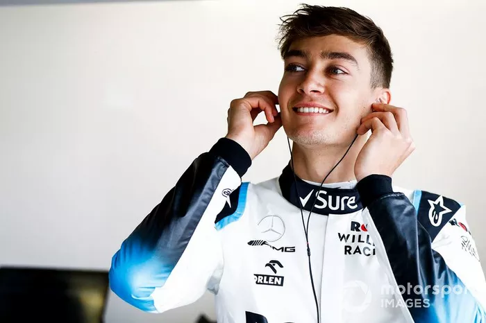 George Russell está brillando lo poco que le deja brillar el coche Williams. No hay motivos para que el equipo deje de contar con él... y él no parece encontrar otro hueco donde demostrar su talento.