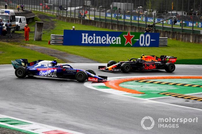 Pierre Gasly, Toro Rosso STR14, gira por delante de Alexander Albon, Red Bull Racing RB15