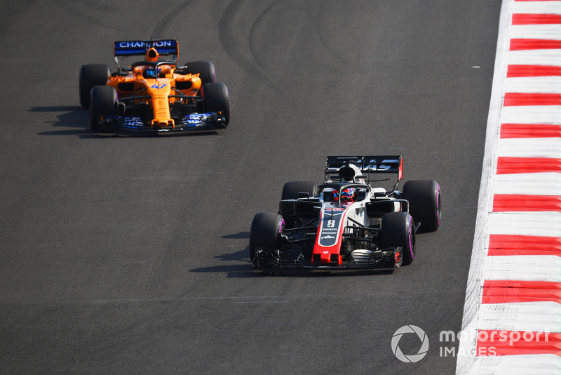 Romain Grosjean, Haas F1 Team VF-18 et Lando Norris, McLaren MCL33