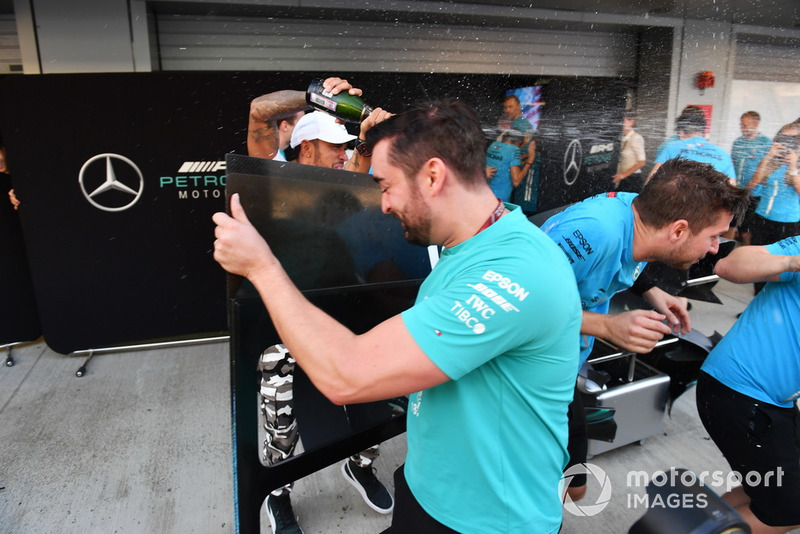Ünneplés a garázs előt - Szocsi - Orosz Nagydíj - F1 2018